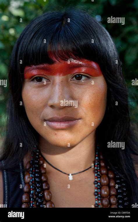 Portrait Xingu Indian Girls In Fotos Und Bildmaterial In Hoher Auflösung Alamy