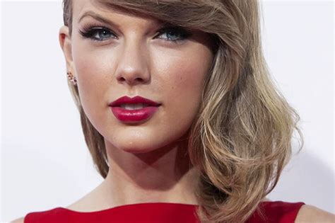 Taylor alison swift)‏ هي مغنية وكاتبة أغاني بوب ريفي وممثلة أمريكية من مواليد 13 ديسمبر 1989. تايلور سويفت