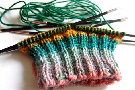 Größe 28 29 mit einem hübschem muster. Schöne Wolle für selbstgestrickte Socken! | Socken ...