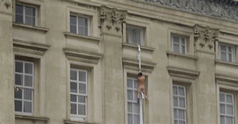 Naked Man Climbs Out Buckingham Palace Window On Bed Sheet Ny Daily News