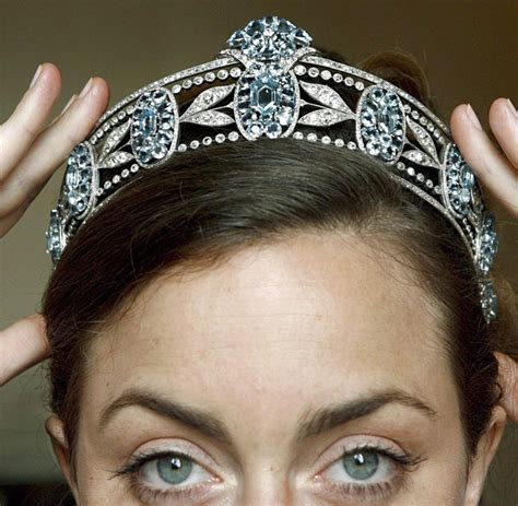 While the words tiara and diadem are sometimes used interchangeably, there are some. Tiara: Das Diadem macht jede Braut zur Prinzessin - WELT