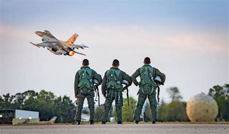 1000 Retired Pilots Announce Support For Reservists Halting Training