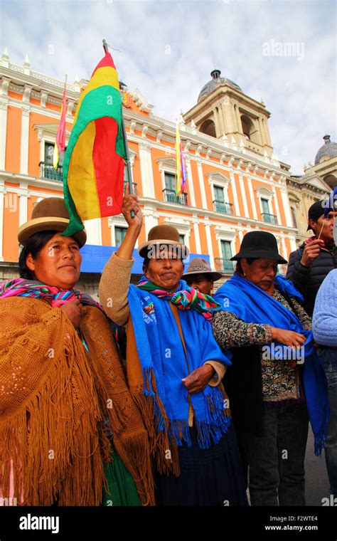 La Paz Bolivia 24th September 2015 Aymara Women Wait In Front Of The