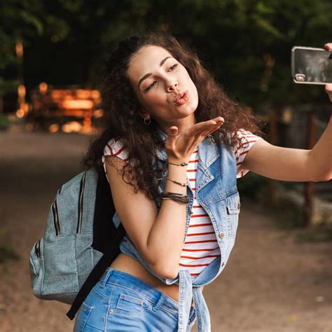 50 Selfie Poses And Tips To Try In 2019 5 FREEBIES