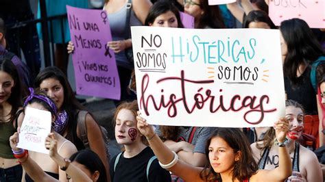 los mejores carteles que dejó la masiva marcha del 8m en santiago no somos histéricas somos