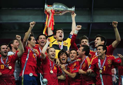 ทีมชาติสเปน การแข่งขันฟุตบอลชิงแชมป์แห่งชาติยุโรป 2012 หรือที่นิยมเรียกทั่วไปว่า ยูโร 2012 เป็นการแข่งขันฟุตบอลชิงแชมป์. ฟุตบอลทีมชาติสเปน ย้อมผลงาน แข้งกระทิงดุ ในศึกฟุตบอลยูโร ...