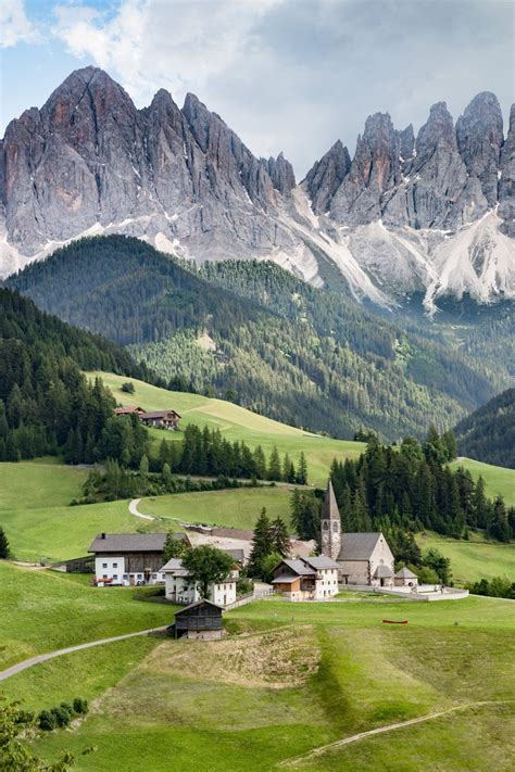 Découvrir les Dolomites en Italie Santa Magdalena un des plus beaux paysages des Dolomites