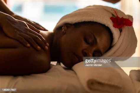 African American Woman Massage Fotografías E Imágenes De Stock Getty Images