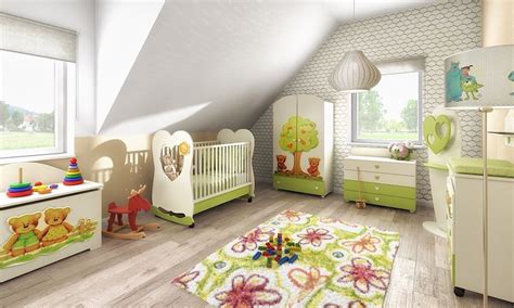 Bett, wickeltisch, laufgitter und mehr. Babyzimmer mit Dachschräge einrichten Farbe grün / weiß ...