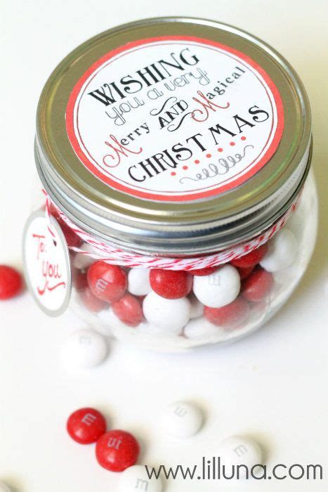 These christmas candy bar wrappers make an easy gift for teachers, neighbors and friends plus they are a great stocking stuffer or party favor! Christmas M&M Gift Jar | Christmas jars, Printable tags ...