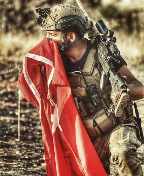 Le drapeau de la turquie est composé d'un champ rouge frappé d'un croissant et d'un étoile à cinq branches blanche. Épinglé par Miray sur BAYRAK | Soldats turcs, Armée turque ...