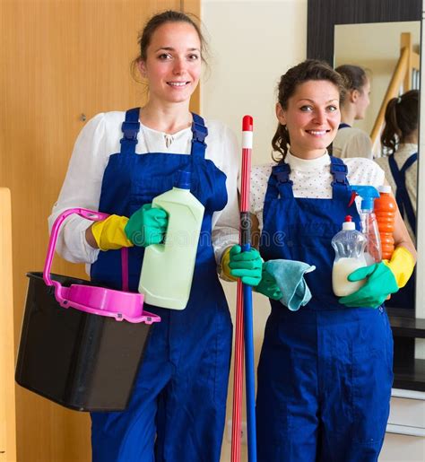 Los Limpiadores Profesionales Hacen La Limpieza Foto De Archivo Imagen De Europeo Alegre
