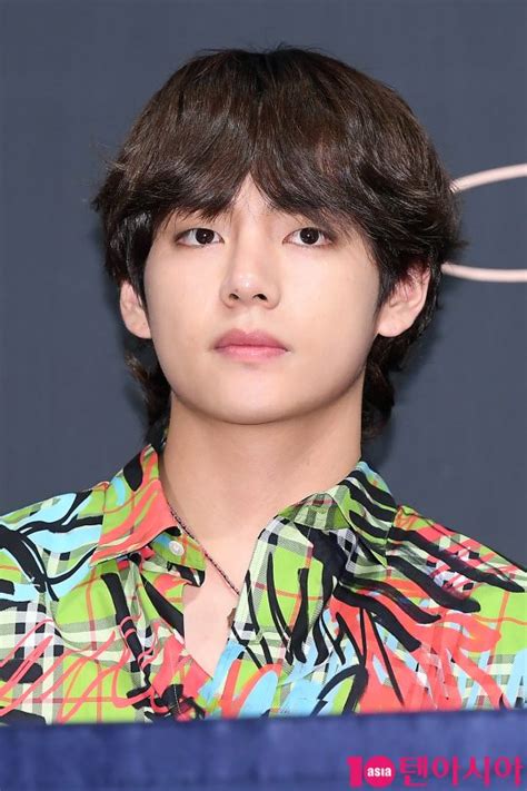 Bts (방탄소년단) 'butter' official mv. TEN PHOTO 방탄소년단 뷔 '이 눈빛 치명적이야' | 텐아시아