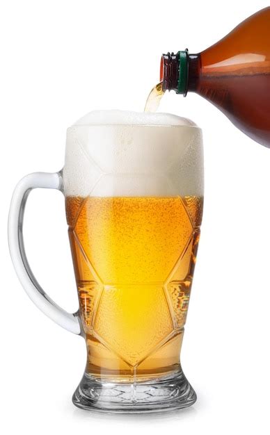 Cerveja Light Está Derramando A Garrafa Em Vidro Isolado No Fundo