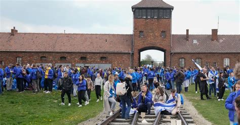 Sia Obbligatorio Per Gli Insegnanti Visitare Un Campo Di Concentramento O Sterminio Il Fatto