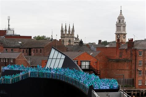 Sea Of Hull Thousands Strip And Paint Themselves Blue In England For