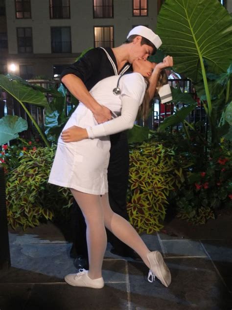 V J Day Nurse And Sailor Kissing Couples Costume For Halloween Disfraces En Parejas