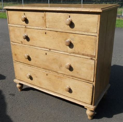 The drawers with all round dovetailed construction have rebated drawer fronts, which fit in their recesses perfectly. Large Victorian Pine Chest Of Drawers | 300806 ...