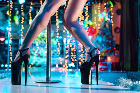 Jeune Strip Tease Sexy Dance Polaire De Femme Avec Le Mât Dans La Boîte