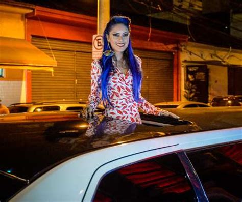 SP Tati Zaqui chega de limousine para lançamento da Playboy
