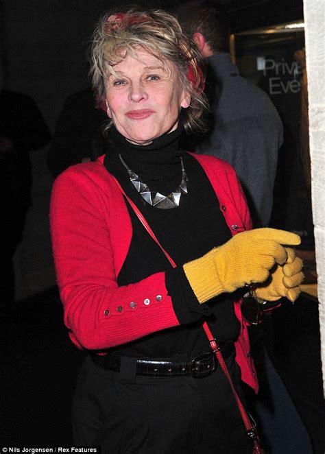 Julie Christie 71 Holds Onto Youthful Appearance And Glows While Out