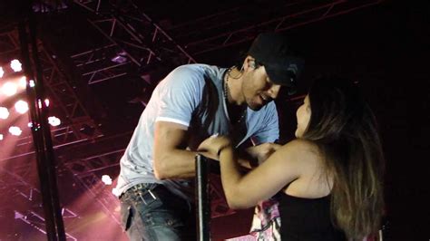 Enrique Iglesias Kissing Fans