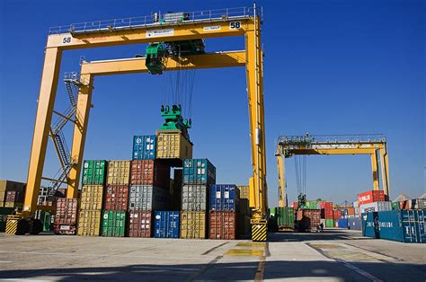 Container Crane Terbesar Di Pelabuhan Tanjung Perak Surabaya Telah Beroperasi Quantum
