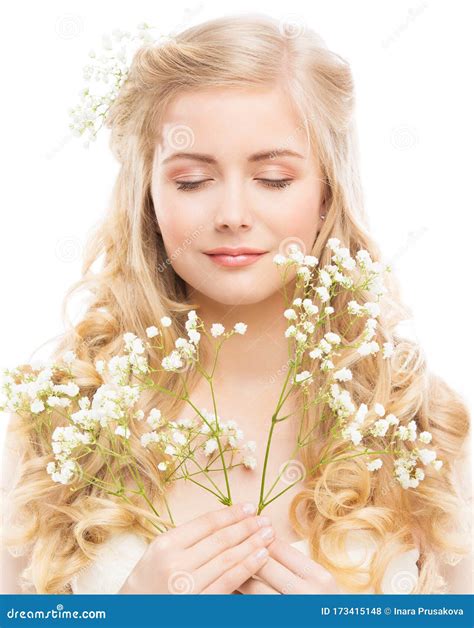 Kobieta Piękna Portret Z Białymi Kwiatami Młoda Modelka Twarz Opieka