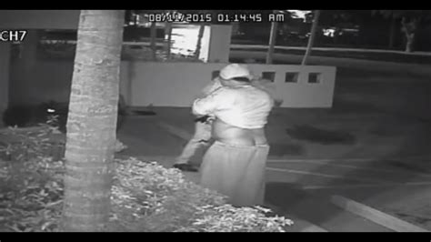Police Seek Butt Crack Bandit Who Robbed Two People In Florida Breaking911