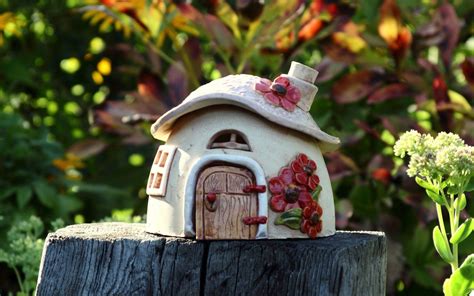 Passend zur einer bestimmte blume in voller blüte, als stütze für eine schwere pfingstrose oder als blickfang in einem beet: Wichtelhaus - Keramik-Fleury - Keramik für Haus und Garten ...