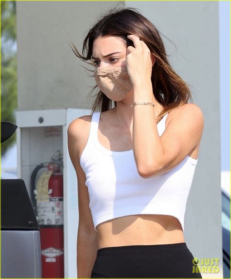 Kendall Jenner Flashes Her Midriff While Running Errands Photo 4476777