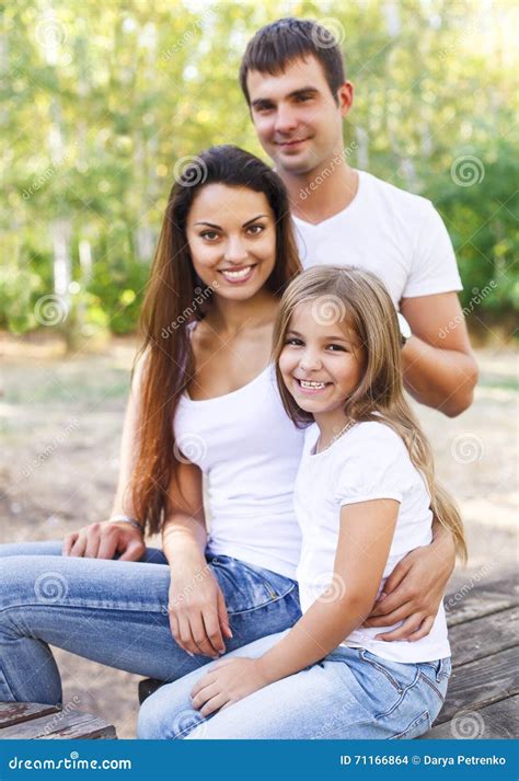 Madre Feliz Padre Y Su Hija En El Parque Foto De Archivo Imagen De