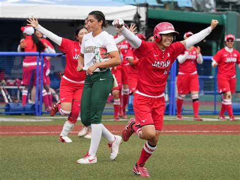 Tokyo 2020 Japan Usa Stay Undefeated As Olympic Softball Day 2