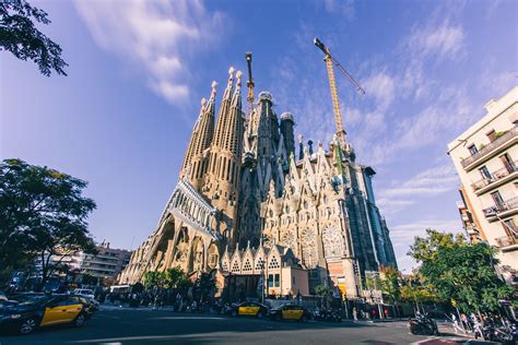 Barcelona is a city on the coast of northeastern spain. Visiter la Sagrada Familia de Barcelone : billets, infos ...