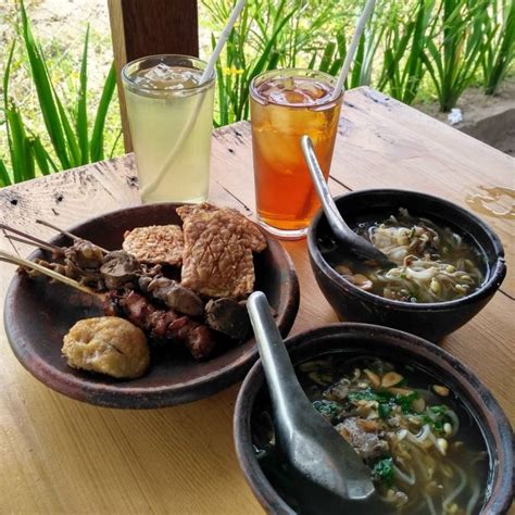 Petugas polres ogan ilir sumsel melakukan pemeriksaan kelengkapan dokumen surat. Soto Gerabah Mbok Tuginem, Kuliner Istimewa Jogja dengan Harga Murah Meriah