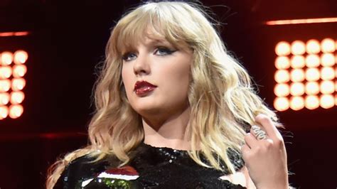 26 Yo Man Robbed Bank And Threw Cash Over Taylor Swifts Fence
