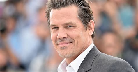 Josh Brolin usa el inodoro de su hija de 2 años durante una sesión de