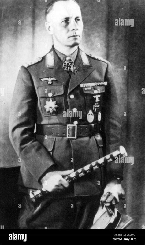 Erwin Rommell 1891 1944 Le Maréchal Allemand En 1943 Tenant Son