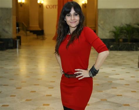 Alessandra Negrini surge linda com vestido vermelho e make mínima Quem QUEM News