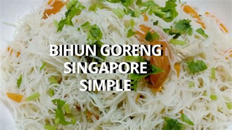 Membuat bihun goreng tidak sulit tetapi membuat bihun goreng lezaat sekaligus tidak benyek atau lembek tidak semua orang tahu panaskan kurang lebih 3 sdm goreng, masukkan bawang putih dan irisan daun bawang putih. Resepi Bihun Goreng Singapore Simple - YouTube