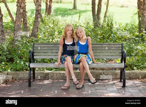 Zwei Mädchen Beine Gekreuzt Auf Einer Bank Stockfotografie Alamy