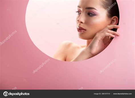 Portrait Belle Femme Nue Avec Maquillage Brillant Regardant Loin Travers Image Libre De Droit