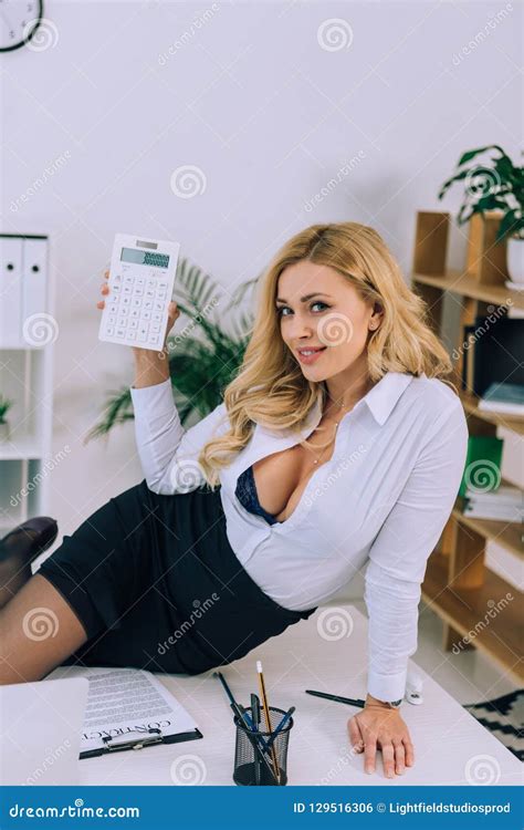 Sexy Frau Die Auf Tabelle Liegt Stockfoto Bild Von Kaukasisch Leute 129516306