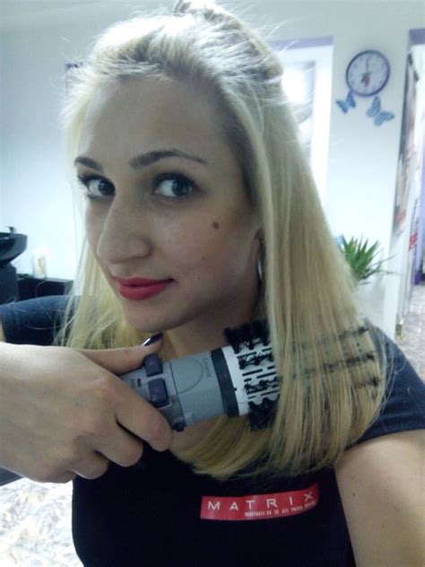 The large ceramic barrel adds fullness and body whilst the soft mixture of boar and nylon bristles create ultimate smoothness and shine. Babyliss Big Hair Rotating Brush Review