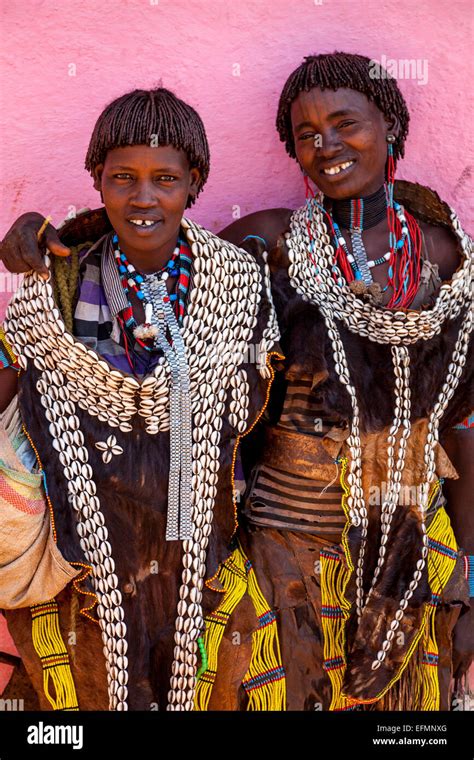Zwei Frauen Vom Stamm Tsemay An Den Wichtigsten Afer Donnerstag Markt