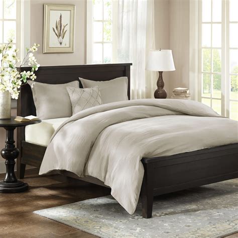 A bedspread is a topmost covering of a bed, often serving as a blanket. Duvet vs. Comforter: What's Best for Your Bed? - Overstock ...