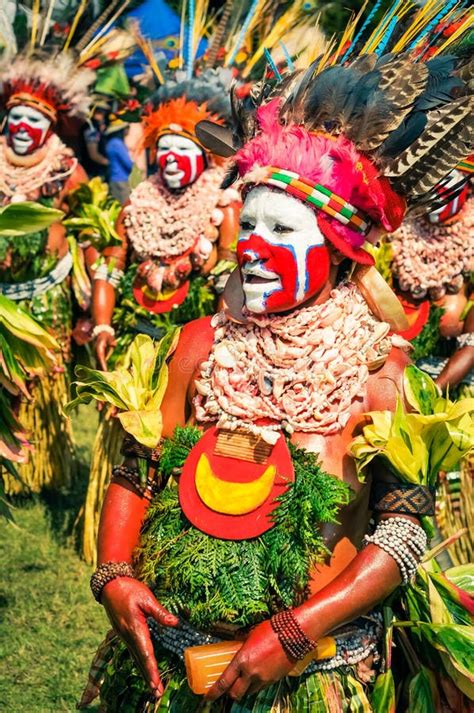 Femme Dans Le Costume Traditionnel En Papouasie Nouvelle Guinée Photo