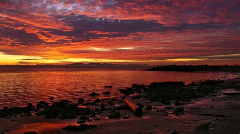Sunset On A Rocky Beach - Wallpaper - Faxo - Faxo