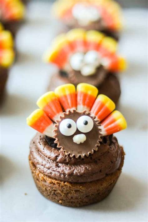 Thanksgiving is definitely a food holiday! Thanksgiving Dessert Place Cards | What Molly Made