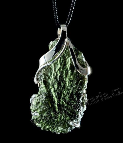 Vltavíny jsou typicky české drahé kameny. Vltavíny Velkoobchod | Sterling silver pendants, Moldavite ...